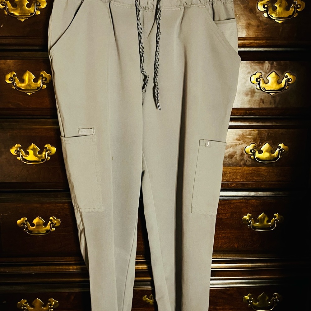 Jaanuu jogger scrubs